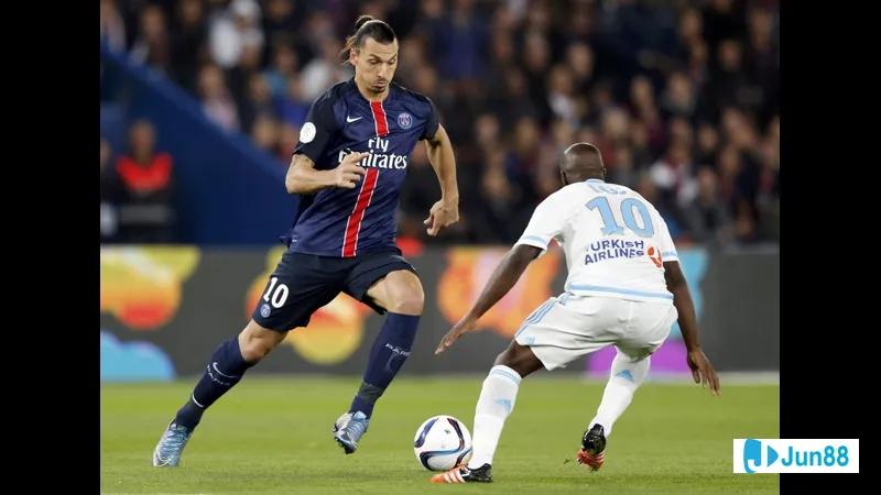 Roberto Carlos đang thực hiện một cú sút Roberto Carlos đang thực hiện một cú sút