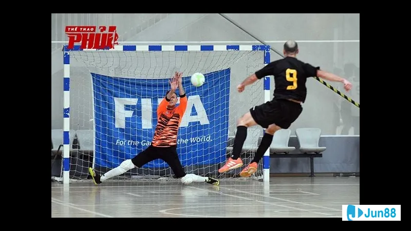 Cầu thủ tung cú đá phạt đền