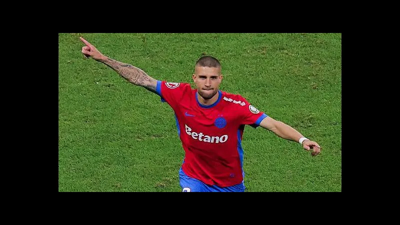 Cầu thủ Fenerbahce đang nỗ lực giành bóng khỏi FCSB