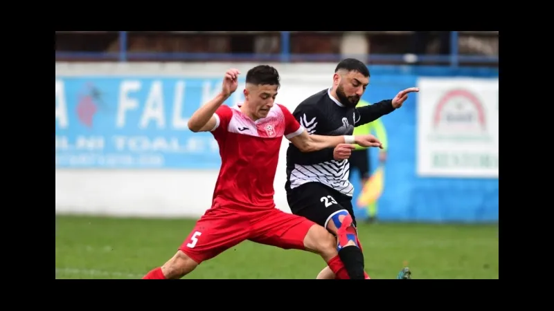 Cầu thủ Mykonos và Aias Salamina tranh chấp bóng trên sân Cầu thủ Mykonos và Aias Salamina tranh chấp bóng trên sân