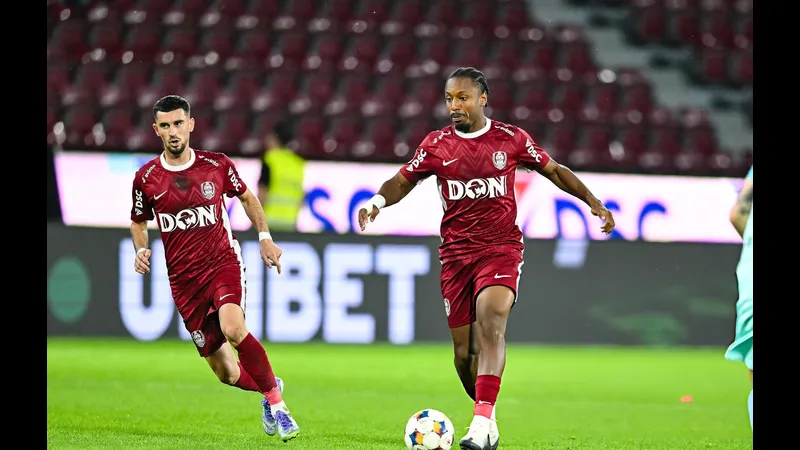 Cầu thủ của UTA Arad và Rapid Bucuresti đấu tranh gay cấn trên sân Cầu thủ của UTA Arad và Rapid Bucuresti đấu tranh gay cấn trên sân