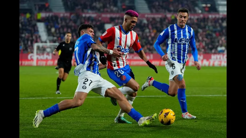 Cầu thủ Alaves và Girona tranh chấp phạt góc và thẻ phạt trên sân