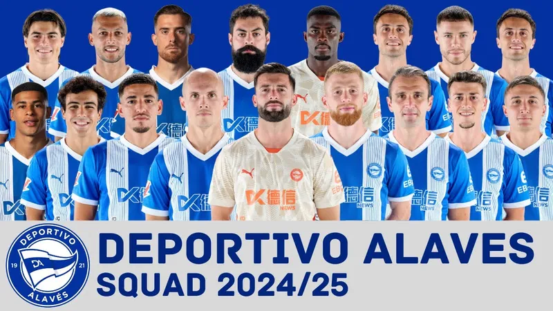 Cầu thủ Alaves và Girona tranh giành quả bóng trên sân