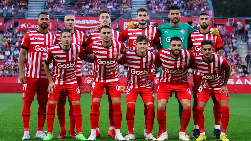 Cầu thủ Girona vượt qua cầu thủ Alaves trong tình huống tranh chấp.