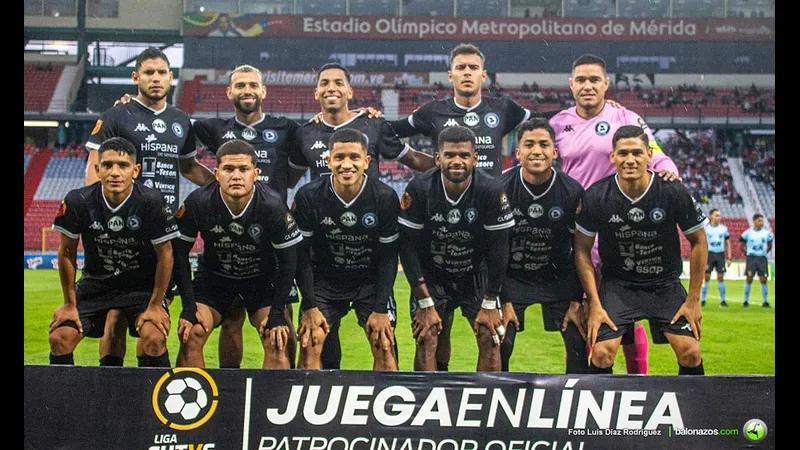 Cầu thủ của Anzoategui và Estudiantes Merida đang tranh chấp bóng trên sân