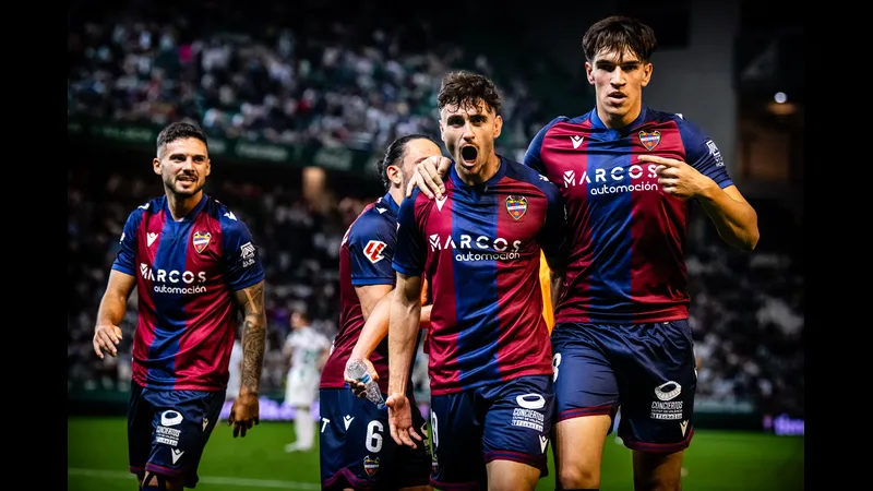 Cầu thủ Barca và Levante cạnh tranh quyết liệt trên sân