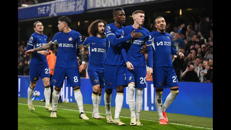 Cầu thủ Chelsea chiến đấu gay cấn trước Leeds United