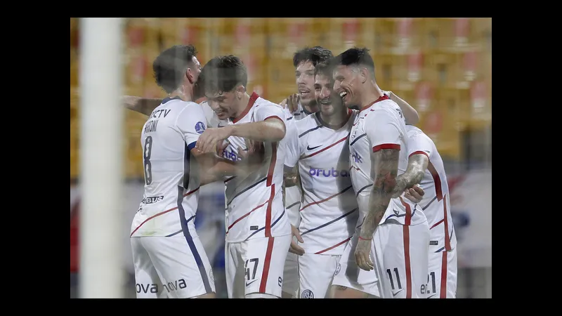 Cầu thủ Cucuta và Ind Medellin cạnh tranh giao bóng trên sân