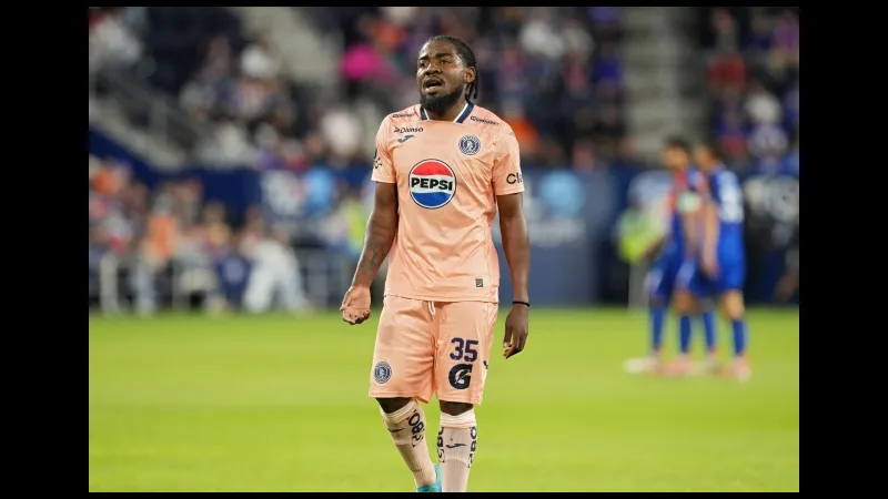 Cầu thủ Genesis đang tấn công mạnh mẽ trước Motagua. Cầu thủ Genesis đang tấn công mạnh mẽ trước Motagua.