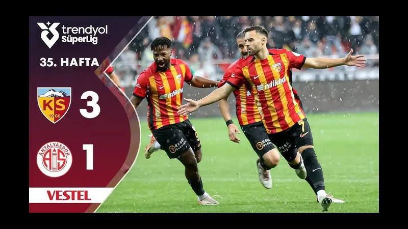 Cầu thủ Kayserispor chạy nhanh với bóng trước sự áp sát của cầu thủ Antalyaspor