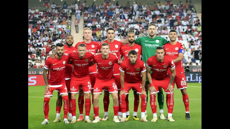 Cầu thủ Kayserispor và Antalyaspor tranh chấp quả bóng trên sân cỏ