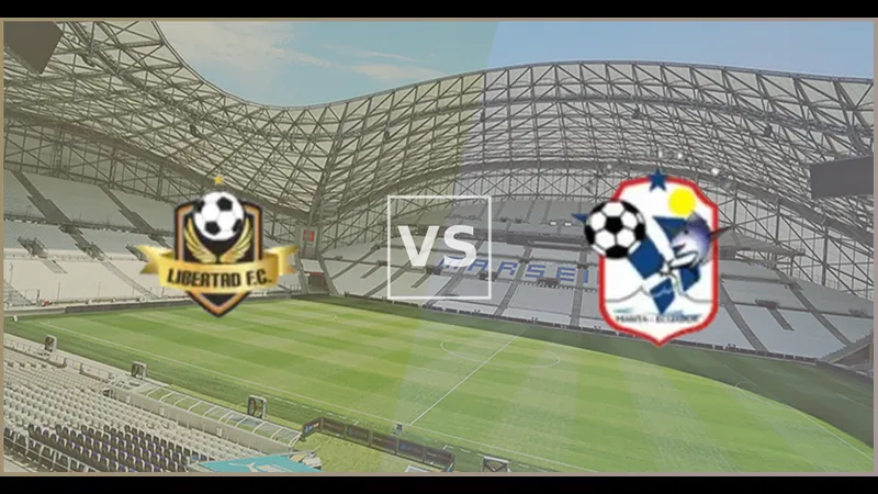 Cầu thủ Libertad và Manta tranh chấp quả bóng trên sân cỏ Cầu thủ Libertad và Manta tranh chấp quả bóng trên sân cỏ