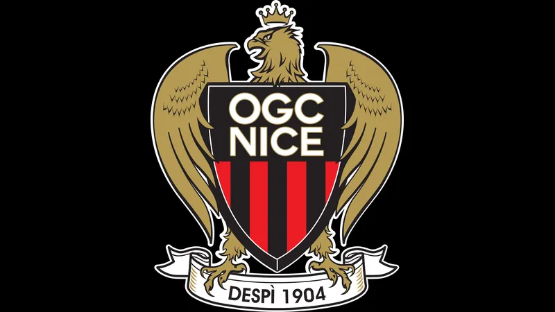 Cầu thủ Nice và Lorient đang tranh chấp quả bóng trên sân cỏ - Phong độ gần