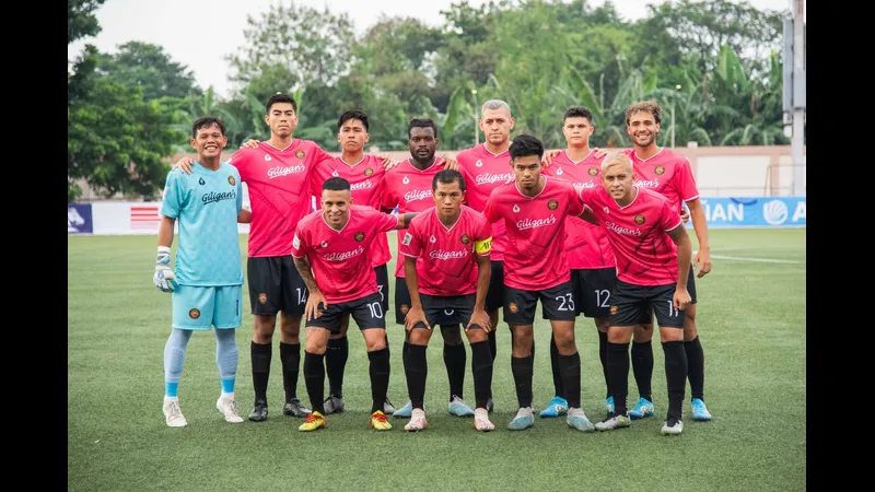 Cầu thủ Philippine Army và Stallion Laguna đang tranh chấp bóng trên sân Cầu thủ Philippine Army và Stallion Laguna đang tranh chấp bóng trên sân