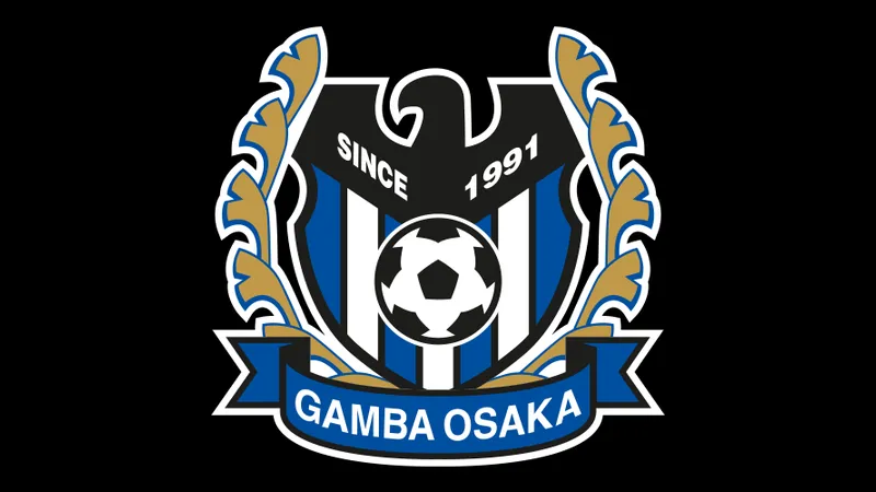 Cầu thủ Gamba Osaka với cú sút mạnh vào khung thành đối thủ Cầu thủ Gamba Osaka với cú sút mạnh vào khung thành đối thủ