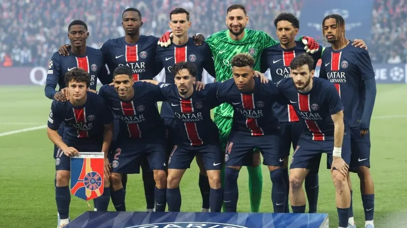 Cầu thủ PSG tung cú sút mạnh vào khung thành của Marseille Cầu thủ PSG tung cú sút mạnh vào khung thành của Marseille