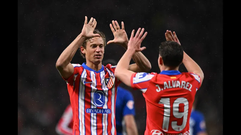 Cầu thủ Atletico Madrid băng qua hàng phòng ngự của Rayo Vallecano. Cầu thủ Atletico Madrid băng qua hàng phòng ngự của Rayo Vallecano.