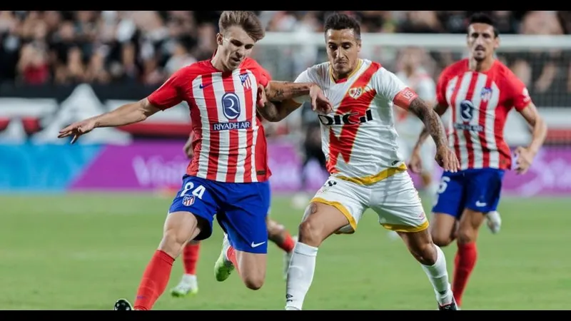 Cầu thủ Rayo Vallecano và Atletico Madrid tranh chấp bóng Cầu thủ Rayo Vallecano và Atletico Madrid tranh chấp bóng