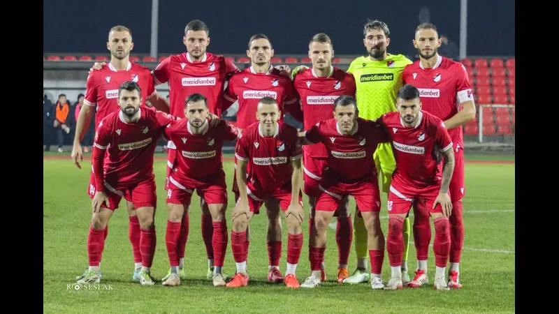 Cầu thủ Sloga Doboj và Tekstilac đang tranh chấp quả bóng trên sân cỏ Cầu thủ Sloga Doboj và Tekstilac đang tranh chấp quả bóng trên sân cỏ