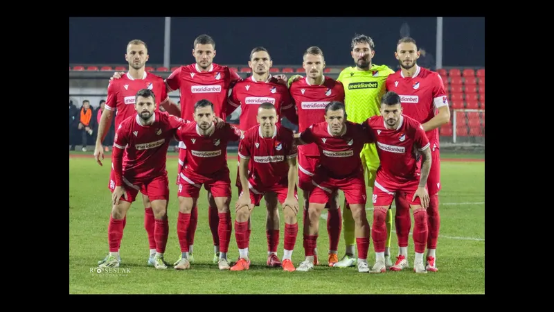 Hậu vệ Sloga Doboj đang giữ vững vị trí trước tiền đạo Tekstilac Hậu vệ Sloga Doboj đang giữ vững vị trí trước tiền đạo Tekstilac