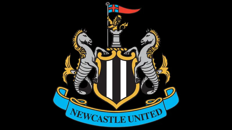 Cầu thủ Tottenham nỗ lực chạy bóng trước sự can thiệp của Newcastle Cầu thủ Tottenham nỗ lực chạy bóng trước sự can thiệp của Newcastle
