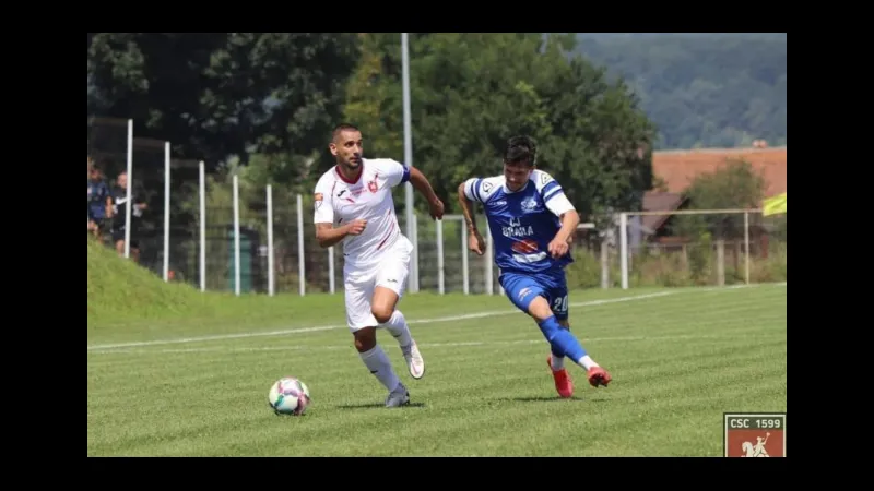 Cầu thủ CSC 1599 Selimbar đang tấn công mạnh mẽ trước Tunari Cầu thủ CSC 1599 Selimbar đang tấn công mạnh mẽ trước Tunari