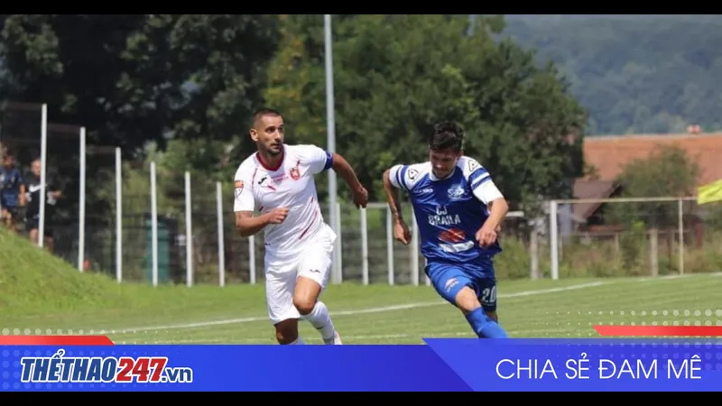 Cầu thủ của Tunari và CSC 1599 Selimbar giao bóng qua đối thủ Cầu thủ của Tunari và CSC 1599 Selimbar giao bóng qua đối thủ