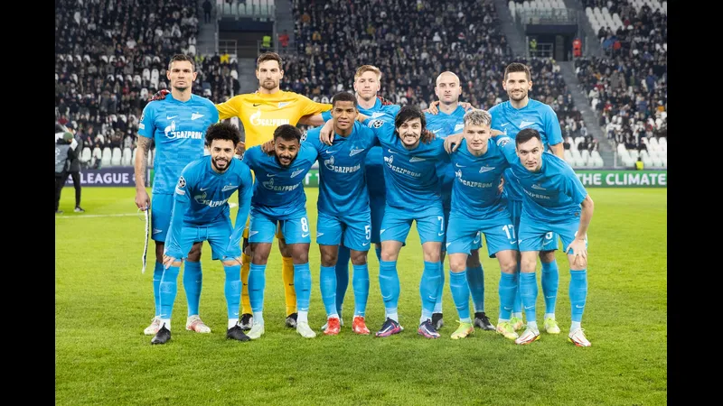 Cầu thủ Zenit và CSKA Moscow đấu tranh gay gắt trên sân Cầu thủ Zenit và CSKA Moscow đấu tranh gay gắt trên sân